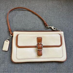 Vintage Coach Hampton Leather Wristlet Wallet 4” x 7” . Preowned Good Condition